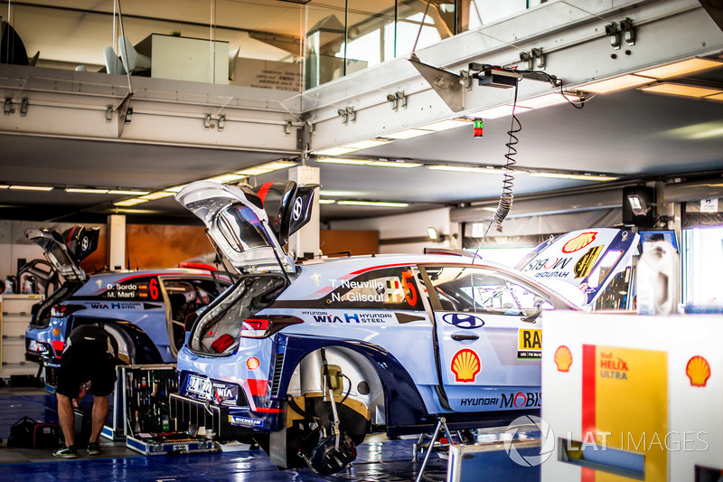 El coche de Thierry Neuville, Nicolas Gilsoul, Hyundai i20 WRC, Hyundai Motorsport y Dani Sordo, Marc Marti, Hyundai i20 WRC, Hyundai Motorsport