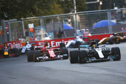Lewis Hamilton, Mercedes AMG F1 W08 vor Sebastian Vettel, Ferrari SF70H