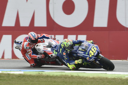 Valentino Rossi, Yamaha Factory Racing, supera a Danilo Petrucci, Pramac Racing