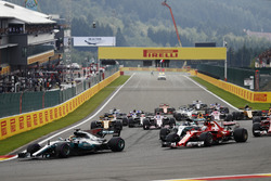 Départ : Lewis Hamilton, Mercedes AMG F1 W08 mène