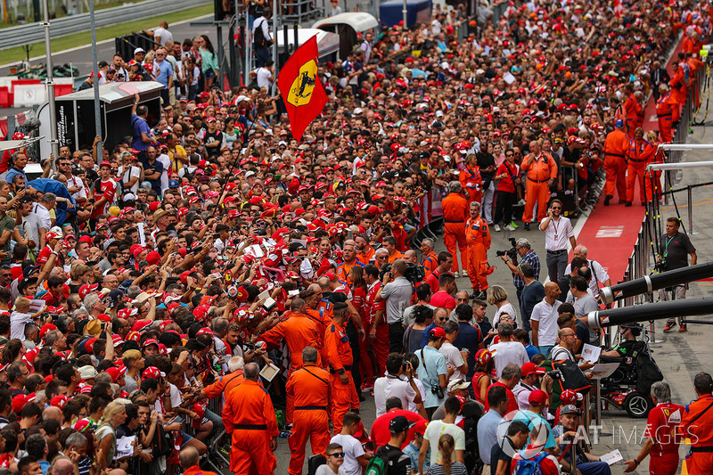 Kimi Raikkonen, Ferrari signs autographs for the fans on the pitlane walkabout