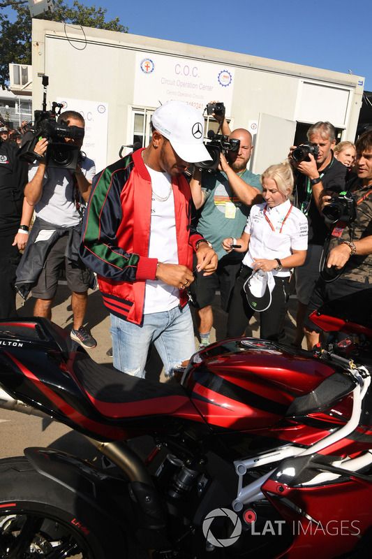 Lewis Hamilton, Mercedes AMG F1 llega al circuito en su moto