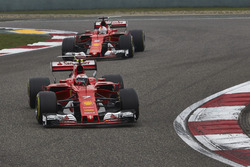 Kimi Räikkönen, Ferrari SF70H; Sebastian Vettel, Ferrari SF70H