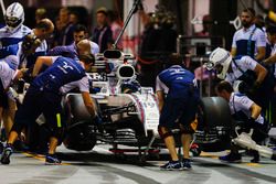 Felipe Massa, Williams FW40, en pits con una rueda trasera dañada