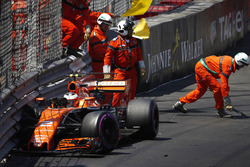 Crash: Stoffel Vandoorne, McLaren MCL32