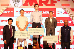 MRF Challenge şampiyon: Harrison Newey, 2. Joey Mawson, 3. Mick Schumacher ve Sachin Tendulkar ve Ar