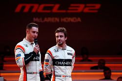 Pilotos Stoffel Vandoorne y Fernando Alonso en el escenario en el lanzamiento de la McLaren MCL32