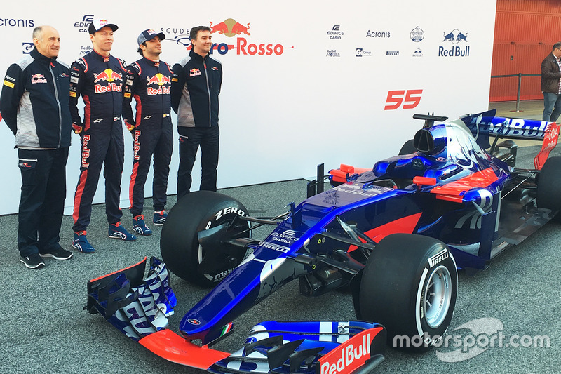 Een groepsfoto met van links naar rechts: Franz Tost, Scuderia Toro Rosso Team Principal; Daniil Kvyat; Carlos Sainz Jr; James Key, Scuderia Toro Rosso Technical Director