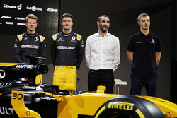 (L to R): Nico Hulkenberg, Renault Sport F1 Team met Jolyon Palmer, Renault Sport F1 Team; Cyril Abi