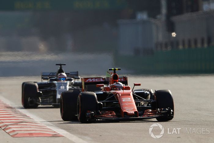 Stoffel Vandoorne, McLaren MCL32, Romain Grosjean, Haas F1 Team VF-17