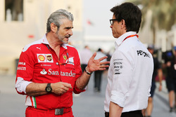Maurizio Arrivabene, director del equipo Ferrari con Toto Wolff, Mercedes AMG F1 accionista y Direct