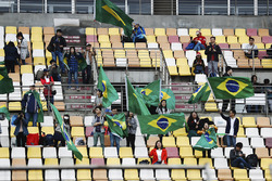 Des fans chinois agitent des drapeaux brésiliens