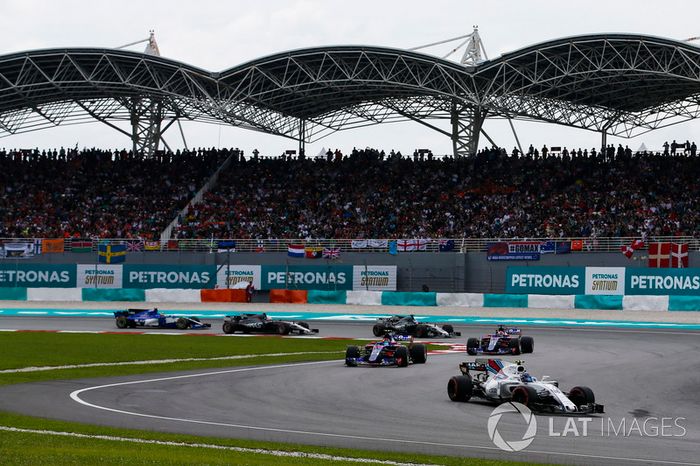 Lance Stroll, Williams FW40, Carlos Sainz Jr., Scuderia Toro Rosso STR12, Pierre Gasly, Scuderia Toro Rosso STR12, en la vuelta de formación.