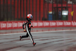 Ромен Грожан, Haas F1 Team повертається на піт-лейн після його аварії на шляху на стартову решітку