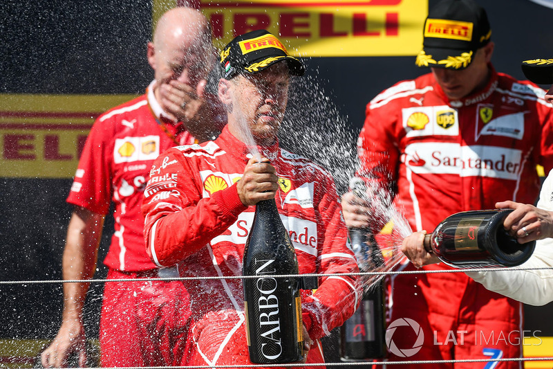 Podio: ganador de la carrera Sebastian Vettel, Ferrari, Kimi Raikkonen, Ferrari el segundo lugar y t