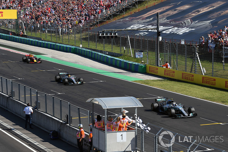 Valtteri Bottas, Mercedes-Benz F1 W08 Hybrid and Lewis Hamilton, Mercedes-Benz F1 W08 Hybrid take the chequered flag