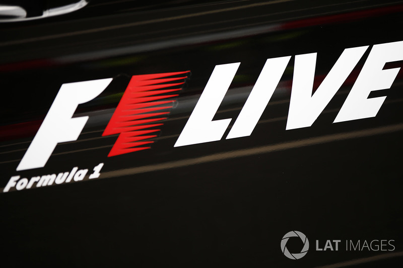 Un logotipo de F1 en vivo, en el desfile de demostración calle Londres fórmula 1