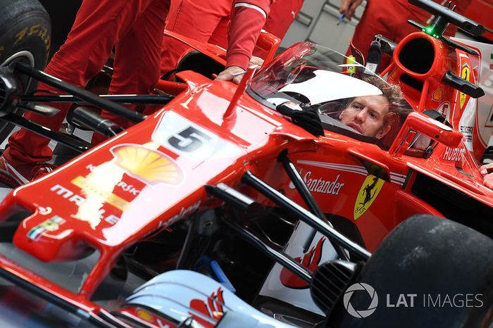 Sebastian Vettel, Ferrari SF70H con el escudo de la cabina