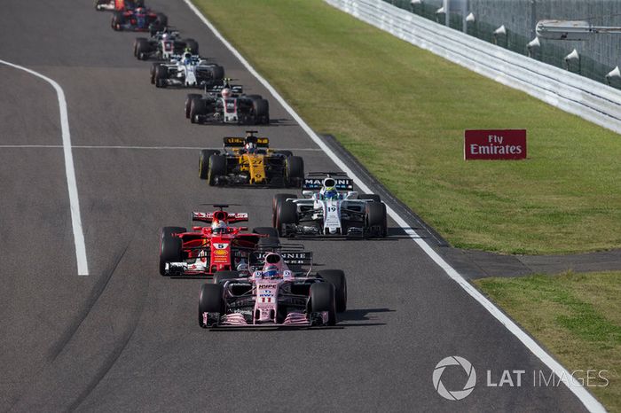 Sergio Pérez, Sahara Force India VJM10 y Sebastian Vettel, Ferrari SF70H