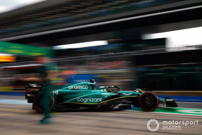 Fernando Alonso, Aston Martin AMR23, sale del garaje