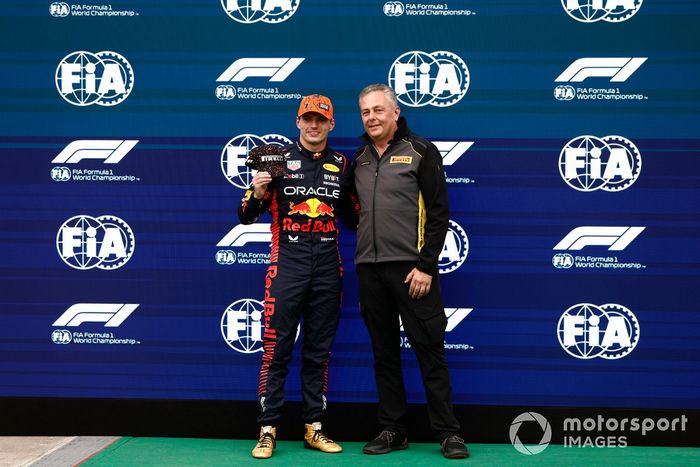 Mario Isola, Racing Manager, Pirelli Motorsport, entrega a Max Verstappen, Red Bull Racing, la gorra Pirelli del Sprint Shootout.