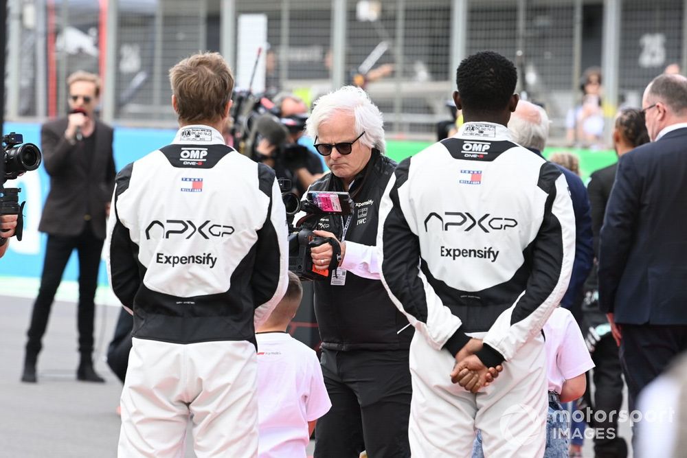 Brad Pitt, durante el rodaje de la película de F1 en Silverstone.
