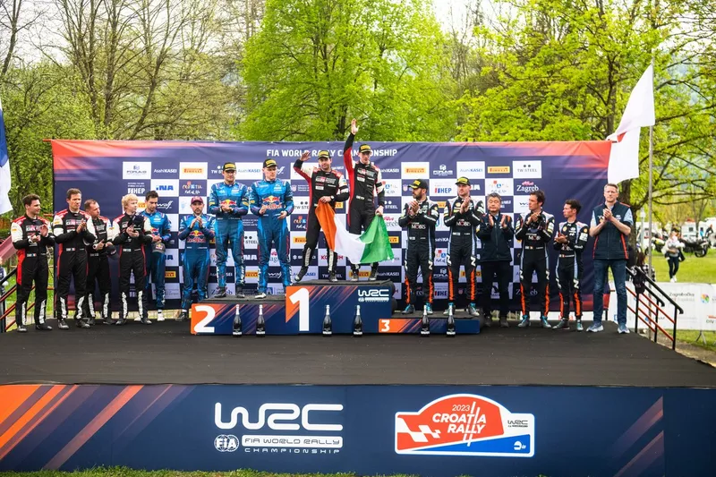 Podium : vainqueur Elfyn Evans, Scott Martin, Toyota Gazoo Racing WRT Toyota GR Yaris Rally1, deuxième Ott Tänak, Martin Järveoja, M-Sport Ford World Rally Team Ford Puma Rally1, troisième Esapekka Lappi, Janne Ferm, Hyundai World Rally Team Hyundai i20 N