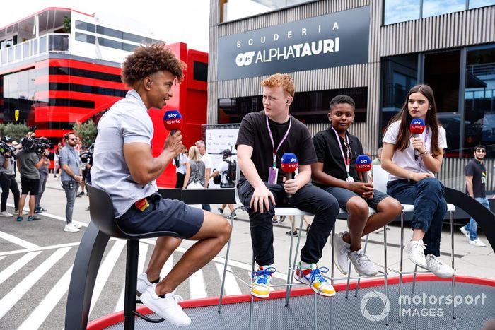 Radzi Chinyanganya, en el extremo izquierdo, con los jóvenes presentadores de Sky. De izquierda a derecha: Braydon Bent, Karter Zac y Scarlett Archer.