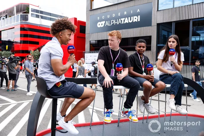 Radzi Chinyanganya, en el extremo izquierdo, con los jóvenes presentadores de Sky. De izquierda a derecha: Braydon Bent, Karter Zac y Scarlett Archer.