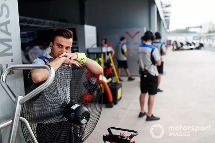 A Venturi mechanic keeps cool