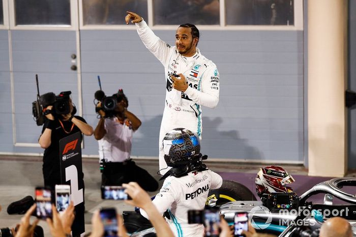 La suerte del campeón sonrió a Hamilton en Bahrein, donde se hizo con la victoria cuando a 11 vueltas del final el motor de Leclerc dilapidó sus opciones de victoria. 