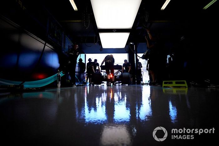 Los mecánicos de Mercedes devuelven un coche al garaje