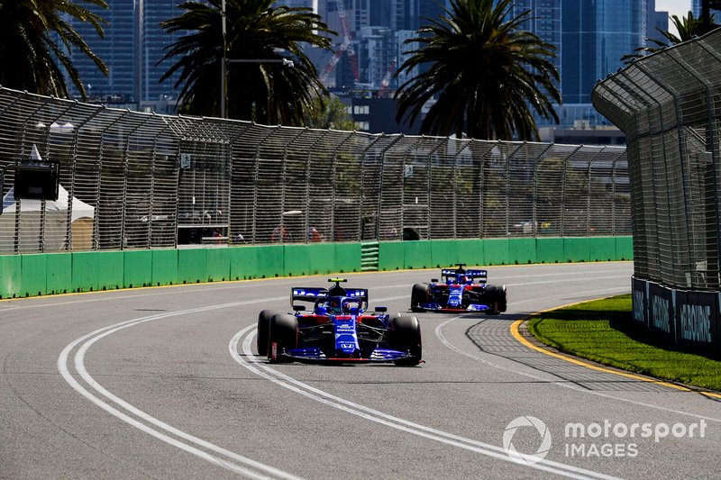 Alexander Albon, Toro Rosso STR14, Daniil Kvyat, Toro Roso STR14