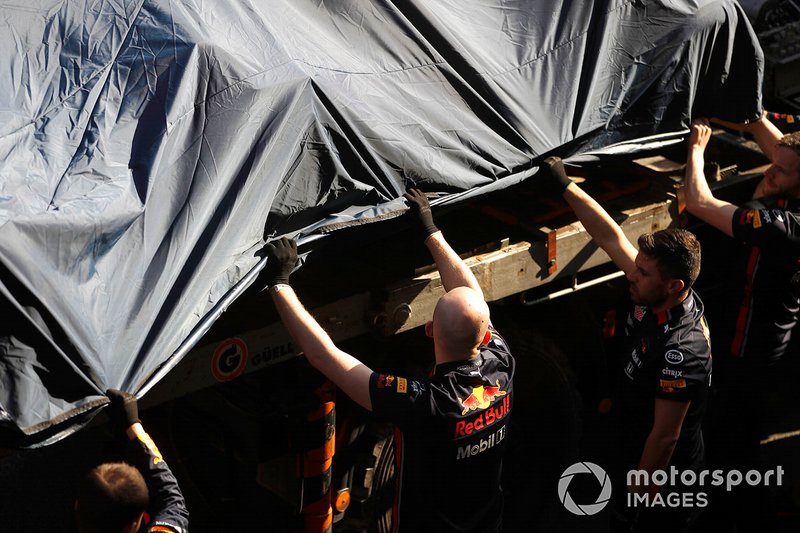 La voiture endommagée de Pierre Gasly, Red Bull Racing RB15 est dégagée