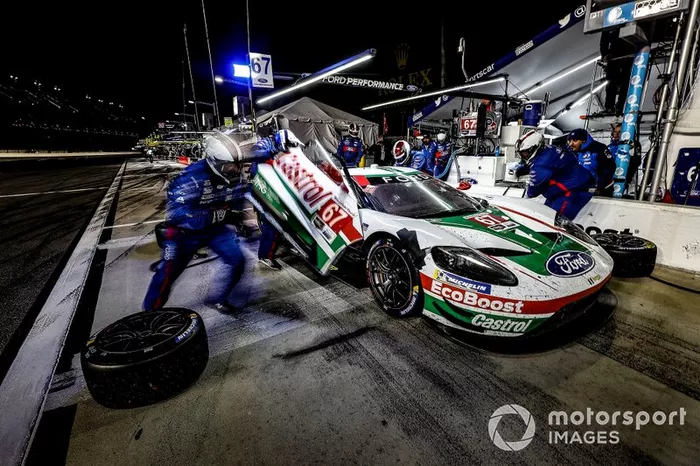 #67 Ford Chip Ganassi Racing Ford GT, GTLM: Ryan Briscoe, Richard Westbrook, Scott Dixon, pit stop
