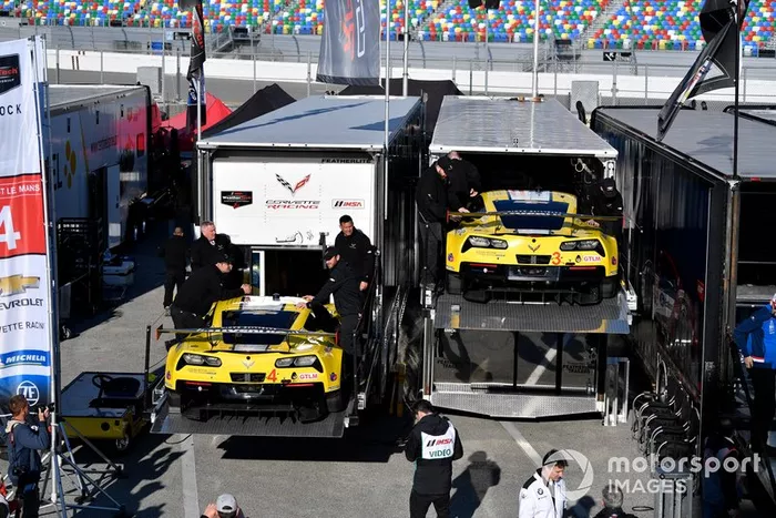 #4 Corvette Racing Corvette C7.R, GTLM: Oliver Gavin, Tommy Milner, Marcel Fassler, #3 Corvette Racing Corvette C7.R, GTLM: Jan Magnussen, Antonio Garcia, Mike Rockenfeller