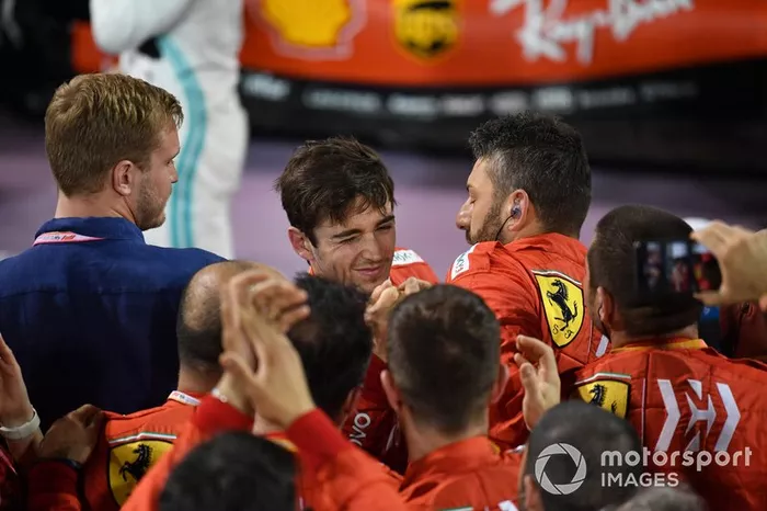 El equipo Ferrari con Charles Leclerc, Ferrari, tercero, en Parc Ferme