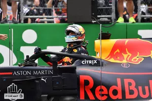 Il poleman Daniel Ricciardo, Red Bull Racing RB14, nel parco chiuso