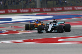 Valtteri Bottas, Mercedes AMG F1 W09 EQ Power+ et Fernando Alonso, McLaren MCL33