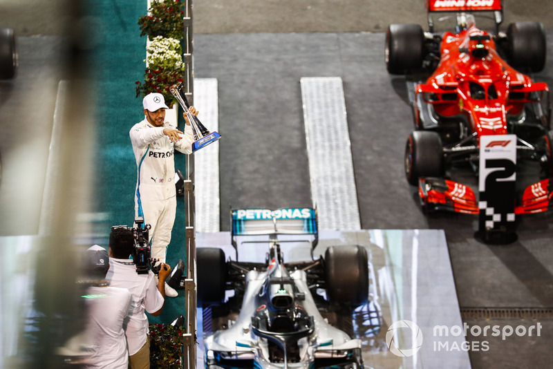 Lewis Hamilton, Mercedes AMG F1, avec son trophée sur le podium
