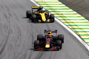 Daniel Ricciardo, Red Bull Racing RB14 en Nico Hulkenberg, Renault Sport F1 Team R.S. 18 