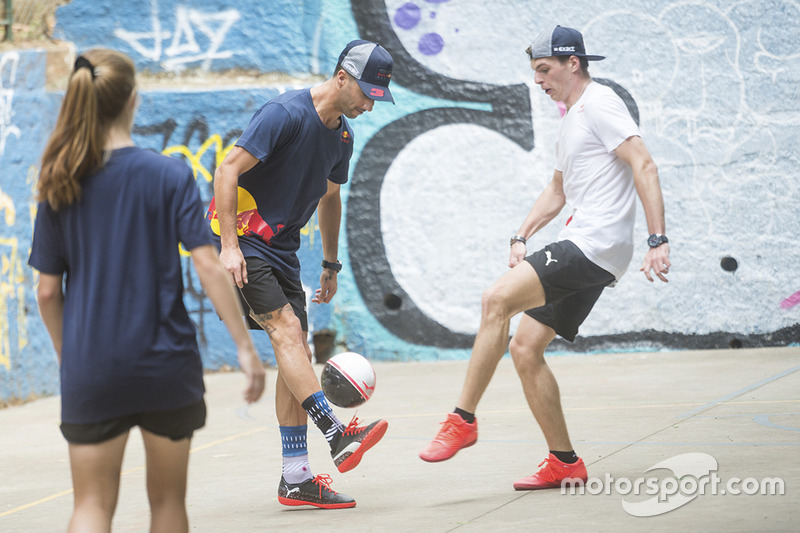 Макс Ферстаппен і Даніель Ріккардо, Red Bull Racing, грають у міні-футбол у Бразилії