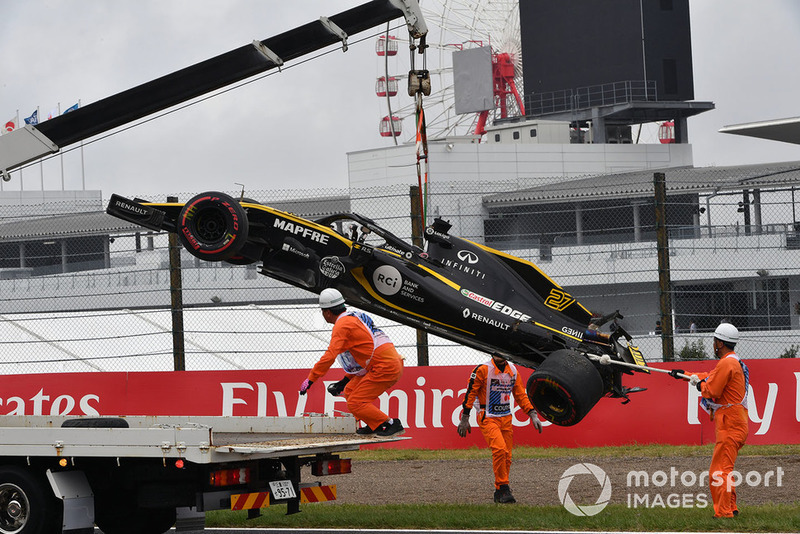 El coche chocado de Nico Hulkenberg, Renault Sport F1 Team R.S. 18 es removido