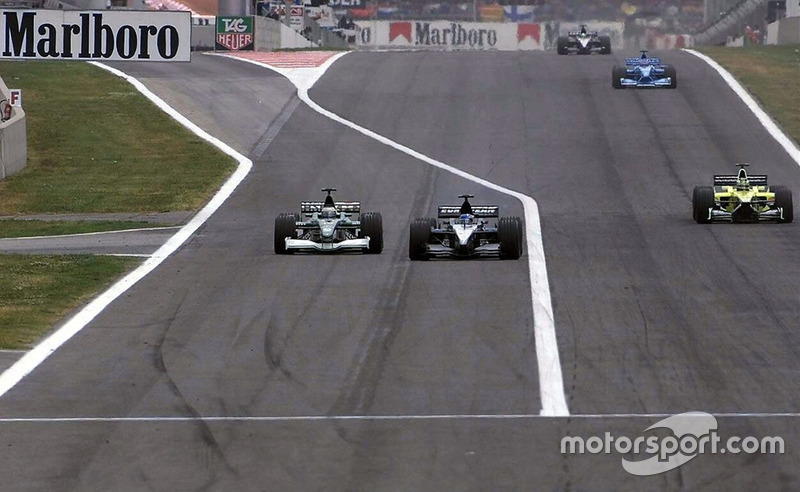 Pedro de la Rosa, Jaguar Cosworth R2 overtakes Fernando Alonso, European Minardi