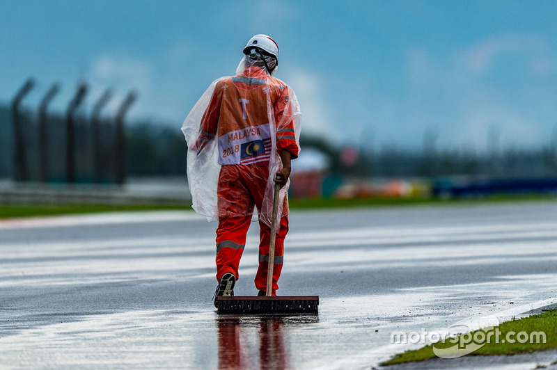 Oficiales trabajando bajo la lluvia