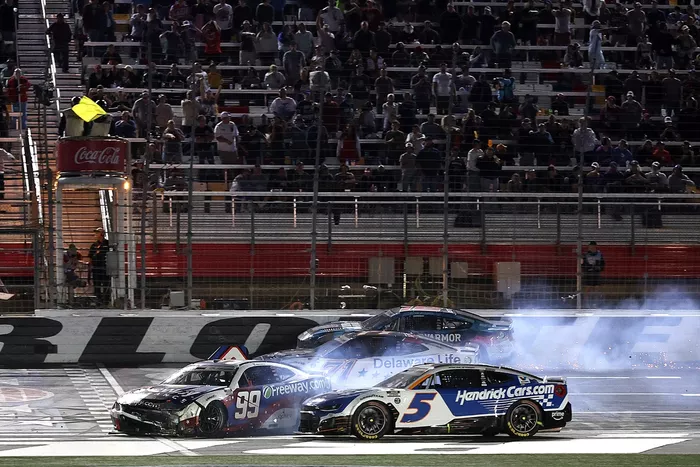 Daniel Suarez, Trackhouse Chevrolet, Kyle Larson, Hendrick Motorsports Chevrolet