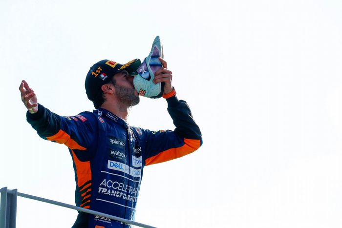 Daniel Ricciardo, McLaren, 1ª posición, realiza un shoey en el podio