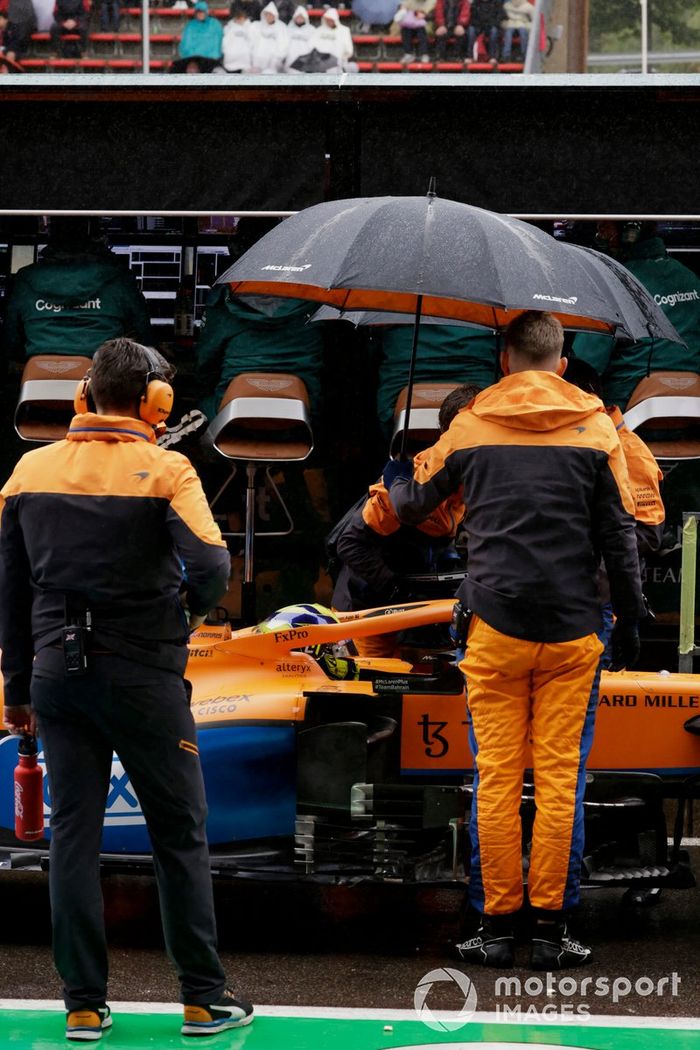 Mecánicos en el pit lane con Lando Norris, McLaren MCL35M
