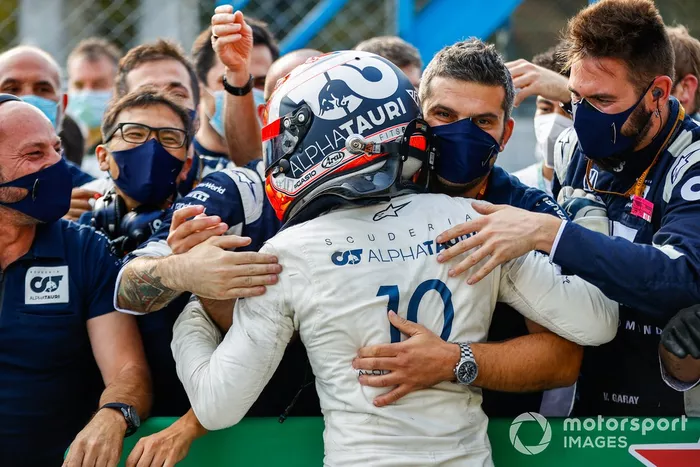Ganador Pierre Gasly, AlphaTauri, celebra con el equipo