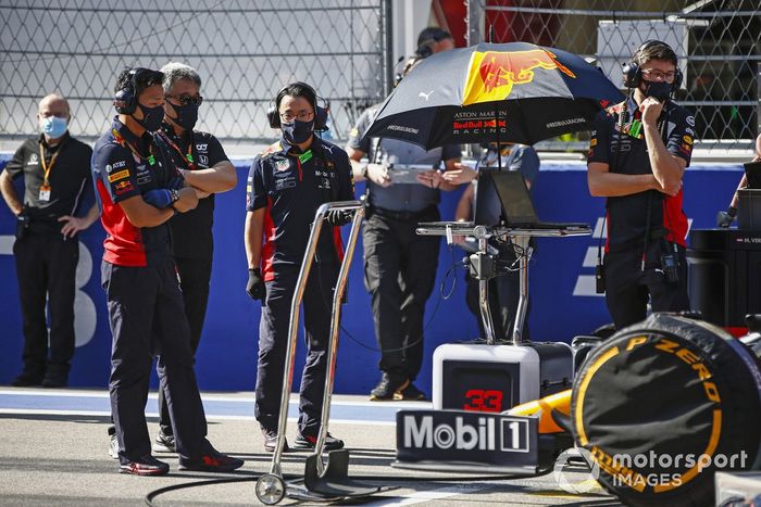 Masashi Yamamoto, Director General de Honda Motorsport, en la parrilla con los ingenieros de Red Bull